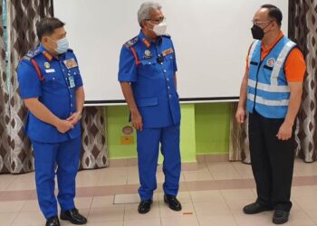 MOHD. REDZUAN Md Yusof (tengah) dan Roslan Wahab (kiri) pada majlis Pemakaian Vest Pemerkasaan Komuniti dan Pangkat APM di Georgetown, Pulau Pinang.