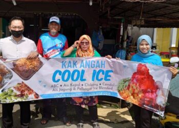 JIMMY PUAH WEE TSE (kiri) dan Napsiah Khamis (kanan) menyerah gegantung perniagaan kepada usahawan di Felda Ulu Tebrau, Johor Bahru.