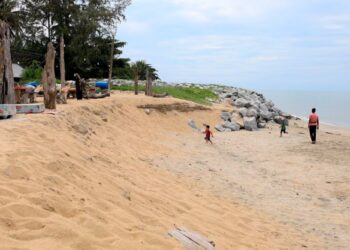 KESAN hakisan pantai di kawasan Pantai Nusuk, Kota Bharu, Kelantan. - UTUSAN/KAMARUL BISMI MOHAMED