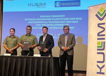 MAJLIS  menandatangani perjanjian kontrak antara Mahamurni Plantations dengan Eonmetall Technology untuk membina loji pengekstrakan minyak gentian sawit di Johor Bahru, hari ini.