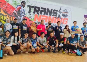 AMINUDDIN Harun (baris belakang, tengah) bergambar bersama pemenang Cabaran Trans Naning NS 2022 di Tampin hari ini.  -UTUSAN/NOR AINNA HAMZAH