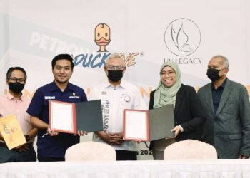 MENTERI Pembangunan Usahawan dan Koperasi, Tan Sri Noh Omar (tengah) menyaksikan pertukaran memorendum persefahaman antara Aducktive Sdn. Bhd. dan UV Legacy sewaktu perasmian produk baharu Aducktive di Shah Alam, baru-baru ini. – UTUSAN/ZULFADHLI ZAKI