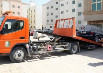 ANGGOTA pemeriksa Majlis Perbandaran Sharjah menarik kenderaan yang kotor. – AGENSI