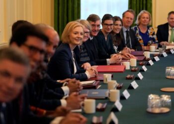 LIZ Truss (empat dari kiri) duduk bersama sebahagian ahli Kabinet baharu. - AFP