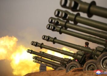 TENTERA Korea Utara melepaskan tembakan artileri dalam satu latihan ketenteraan. - AFP 
