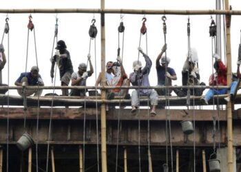 SEKTOR pekerjaan di Indonesia berdepan dengan kekurangan pekerja yang mempunyai pendidikan tinggi. - AFP