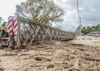 KEADAAN Jambatan Bailey yang dibina dua bulan lalu turut rosak dan berubah kedudukan akibat dilanda banjir kali ketiga ekoran hujan lebat di Kampung Iboi, Kupang, Baling petang kelmarin. – UTUSAN/SHAHIR NOORDIN