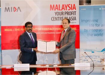 SIVASURIYAMOORTH Sundara Raja (kiri) dan Rupesh Jain menunjukkan dokumen kerjasama yang ditandatangani bagi menarik pelaburan berimpak tinggi ke Malaysia.