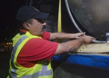 A. MOGAN menunjukkan lori yang diubah suai untuk mengisi minyak diesel melebihi had pembelian dibenarkan dalam serbuan di sebuah stesen minyak di Permatang Pauh, Pulau Pinang malam tadi.