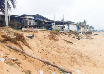 KEADAAN rumah penduduk yang diancam hakisan pantai di Kampung Cacar Lama, Paka, Dungun. - UTUSAN/NIK NUR IZZATUL HAZWANI NIK ADNAN