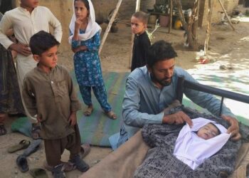 SEORANG lelaki duduk di sebelah jenazah anaknya yang maut selepas bumbung rumah runtuh akibat gempa bumi di kawasan pergunungan di Harnai, Balochistan. – AFP
