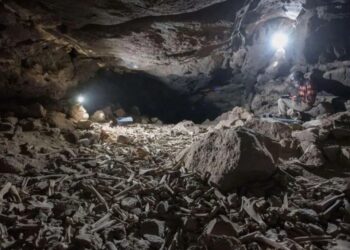 PENEMUAN tulang manusia dan haiwan di dalam gua Umm Jirsan, Arab Saudi. – STEWART