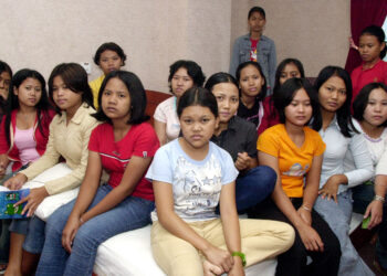 PEKERJA migran diselamatkan oleh polis daripada agensi pekerjaan yang bakal membawa mereka bekerja ke luar negara dalam serbuan di Jakarta pada 2005. – AFP