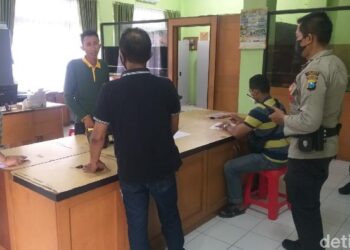 POLIS ketika menjalankan siasatan mengenai kehilangan tablet di Jember. - AGENSI
