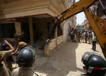 PIHAK berkuasa India merobohkan rumah milik penduduk Islam di Uttar Pradesh pada Jun lalu. - AGENSI