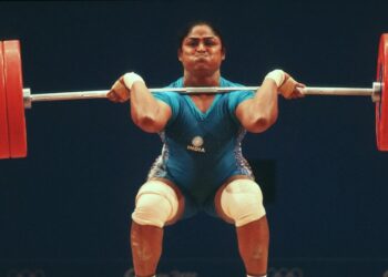 MALLESWARI cuba melakukan angkatan dalam acara angkat berat kategori 69kg pada temasya Sukan Olimpik Sydney 2000. – AFP