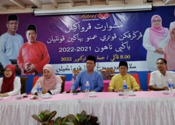 AHMAD MASLAN dan Hasni  hadir pada mesyuarat perwakilan Puteri UMNO Bahagian Pontian.