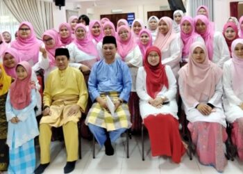 HASNI MOHAMMAD (tengah) dan Ahmad bergambar bersama-sama Perwakilan Puteri UMNO Bahagian Pontian di Dewan UMNO Pontian.