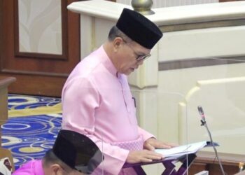 WAN ROSDY Wan Ismail (berdiri) ketika membentangkan Bajet Negeri Pahang 2023 pada Sidang Dewan Undangan Negeri (DUN), Wisma Sri Pahang di  Kuantan, Pahang. - UTUSAN/NORHAFIZAN ZULKIFLI