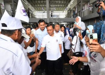 MOHD. Shafie Apdal semasa tiba dalam Majlis Bersama Rakyat di Lahad Datu hari ini.