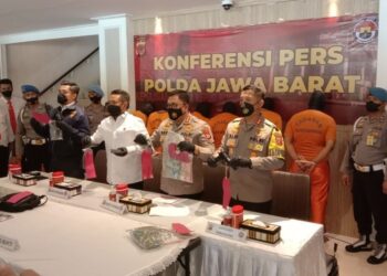 POLIS menunjukkan sejumlah barang bukti yang dirampas dari kumpulan perompak bank di Karawang, Indonesia. - AGENSI