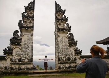 PELANCONG merakam gambar kenangan di kuil Lempuyang di Bali, Indonesia. - AFP