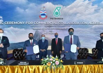 HAJIJI Noor (tiga kiri) bersama Mohd. Bakke (tiga kanan) menyaksikan pertukaran dokumen CCA yang dimeterai di Menara Kinabalu hari ini.