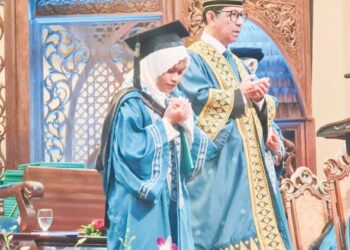 SITI Khadijah Ab. Rahman berdiri di sebelah Dzulkifli Abdul Razak membacakan surah al-Fatihah buat Allahyarham bapanya pada Majlis Konvokesyen UIAM ke-38 di Gombak, Selangor.