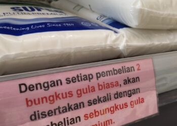 SYARAT dikenakan sebuah premis perniagaan yang mewajibkan pelanggan membeli gula putih umum untuk pembelian gula pasir kasar di Hutan Kampung, Alor Setar.