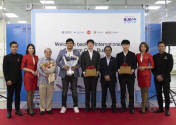 BENYAMIN Ismail (empat dari kiri) ketika majlis menyambut penerbangan sulung dari Kuala Lumpur ke Busan, Korea Selatan hari ini.