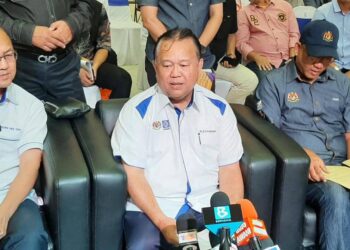 ALEXANDER Nanta Linggi bercakap kepada pemberita dalam sidang akhbar selepas  merasmikan Program Hari Industri Jualan Langsung peringkat negeri di Mahkota Parade, Banda Hilir, Melaka. - UTUSAN/AMRAN MULUP