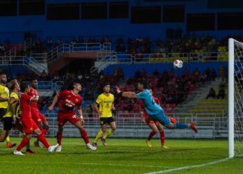 Pemain Selangor, Sharul Nazeem menanduk masuk gol kemenangan pada perlawanan Liga Super 2023 antara Selangor menentang Negeri Sembilan, di Stadium Majlis Bandaraya Petaling Jaya, di sini hari ini. Foto: SHIDDIEQIIN ZON