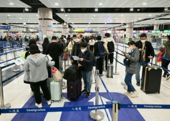 ORANG ramai beratur di pusat pemeriksaan Lok Ma Chau di Hong Kong untuk melakukan perjalanan ke China. - AFP 