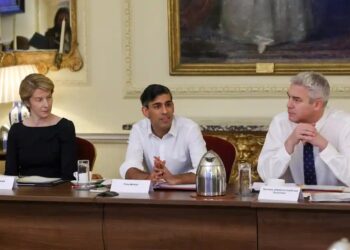 RISHI Sunak bertemu dengan pegawai tinggi kesihatan di Forum Pemulihan NHS di Downing Street. - AGENSI  