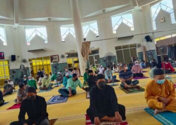 PULAU PINANG masih belum dapat melaksanakan solat berjemaah dengan merapatkan saf seperti mana yang dilakukan di Perlis dan Johor ketika ini.