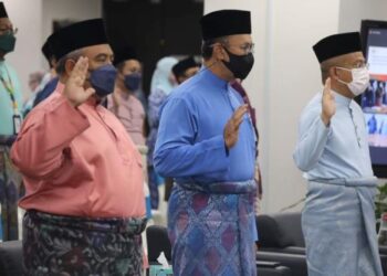 RIZALMAN Mokhtar (depan tengah) membaca ikrar sempena pada Majlis Amanat Tahun Baharu 2022 di Cyberjaya semalam. – Foto ihsan SWCorp