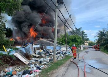 PASUKAN bomba memadamkan kebakaran deretqn rumah setinggan di Jalan Bagan Pasir, Tanjong Karang, di Kuala Selangor, Selangor hari ini.