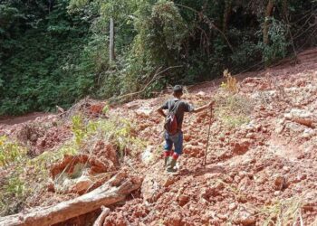 PENDUDUK merakam keadaan runtuhan batu dan tanah di puncak Gunung Mereki baru-baru ini.-AGENSI