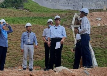 IZHAM Hashim ketika membuat tinjauan projek membaik pulih cerun tanah runtuh di Taman Bukit Permai 2., semalam
