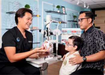 SYAZWAN Hafiz Mohd. memberi penerangan mengenai penjagaan kesihatan mata kepada seorang kanak-kanak di Eyemolec Optometry Ladang, Kuala Terengganu.