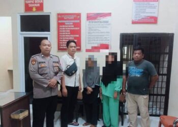 DUA guru yang mencuri kad ATM dan merompak wang rakannya ditahan di Balai Polis Lampung Timur.-AGENSI
