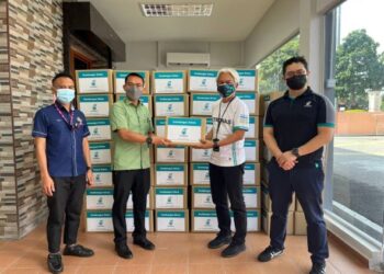 SAZLI Zakaria (dua dari kanan) menyampaikan bantuan bekalan makanan, penjagaan kebersihan diri dan lain-lain barangan untuk mangsa banjir kepada Penolong Pegawai Daerah Tangkak, Mohd. Nazeef Mubarak Kamarudin (dua dari kiri). - UTUSAN/MUHAMMAD SHAHIZAM TAZALI