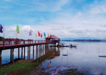 KEADAAN paras air Tasik Bukit Merah di Bagan Serai, Perak yang surut berikutan uaca panas. - UTUSAN/WAT KAMAL ABAS