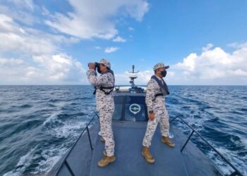 ANGGOTA Maritim Malaysia menjalankan Op Carilamat dua nelayan hilang di perairan Pulau Bohey Dulang, Semporna hari ini.-IHSAN MARITIM