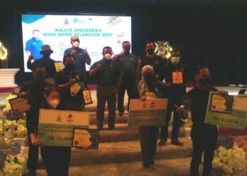 AMIRUDIN Shari (barisan kedua,tengah) dan Izham (barisan belakang, dua dari kiri) bergambar bersama pemenang Ikon Agro Selangor 2021 di Wisma PKPS di Shah Alam, Selangor malam tadi. - UTUSAN / ABDUL RAZAK IDRIS