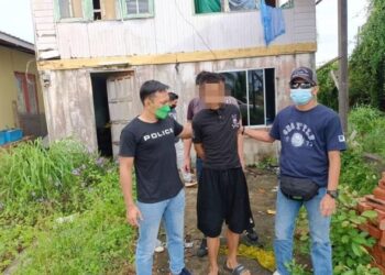 SUSPEK berusia 18 tahun ditahan di depan rumahnya di Kampung Penakub Hilir, Mukah di sini pada awal pagi tadi.