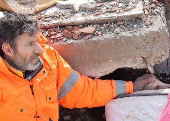 MESUT Hancer memegang tangan mayat anak perempuannya, Imrak di bawah runtuhan bangunan di Kahramanmaras, Turkiye. - AFP  