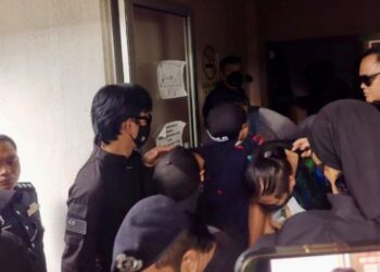 TERTUDUH semasa dibawa keluar dari Mahkamah Majistret Tawau hari ini.