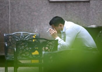 SEORANG penduduk merokok di tempat awam. - GAYA CHANDRAMOHAN