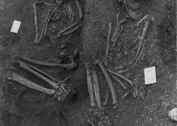 DUA rangka manusia yang ditemukan di Lembah Sado di Portugal. -UNIVERSITI CAMBRIDGE